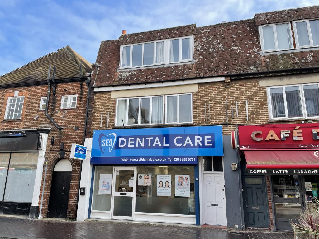 Lot: 87 - VACANT FLAT FOR INVESTMENT IN TOWN CENTRE LOCATION - Main image of two bed flat being sold by auction in Eltham